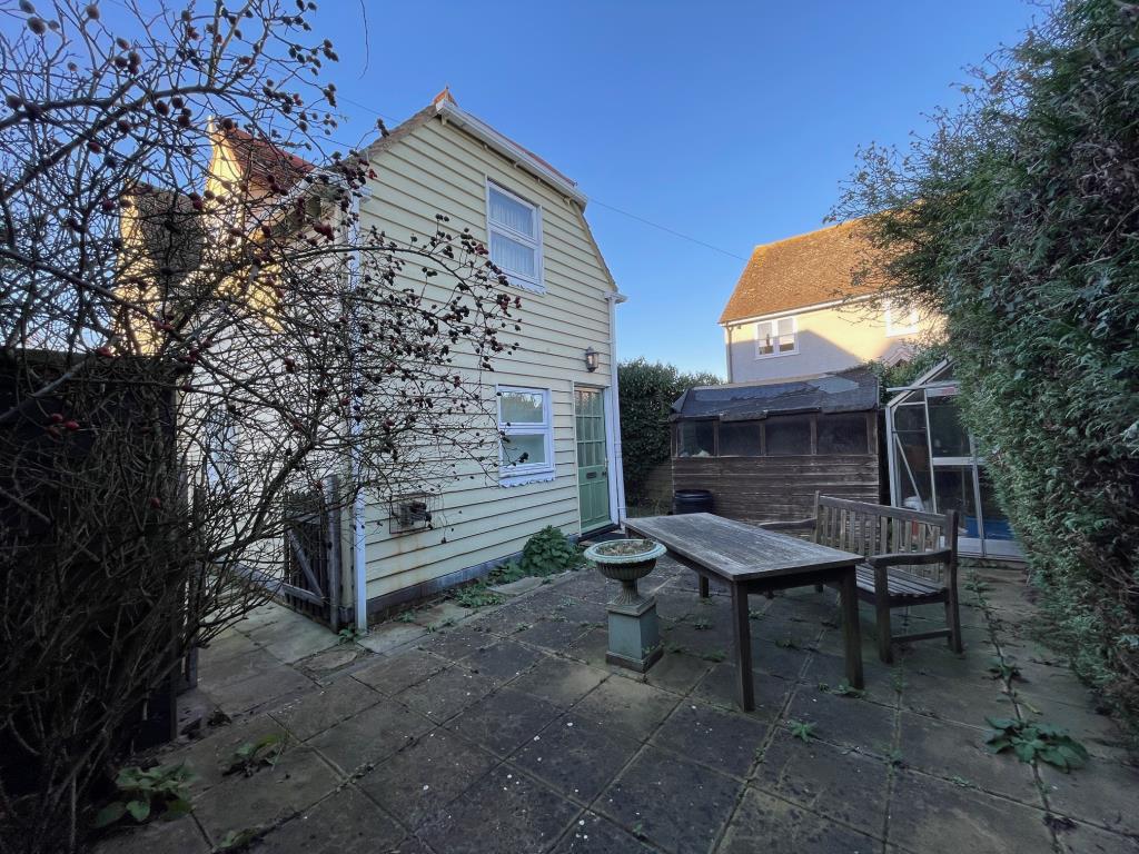 Lot: 132 - CHARACTER COTTAGE IN ESSEX VILLAGE LOCATION - Courtyard garden that wraps around the cottage on 3 sides